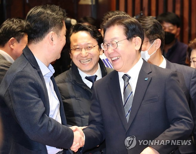 이재명 더불어민주당 당시 대표가 2023년 1월 30일 국회에서 열린 의원총회에 참석하며 김종민 의원과 대화하고 있다. [사진 출처 = 연합뉴스]