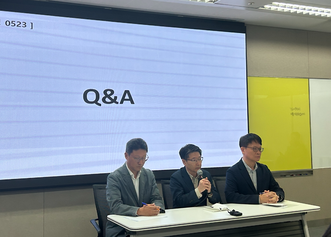 김희섭 PR 센터장, 임봉호 MNO 사업부장, 류정환 네트워크인프라센터장(왼쪽부터)이 23일 서울 중구 삼화타워에서 SKT 일일브리핑을 진행하고 있다. [사진 = 안선제기자]