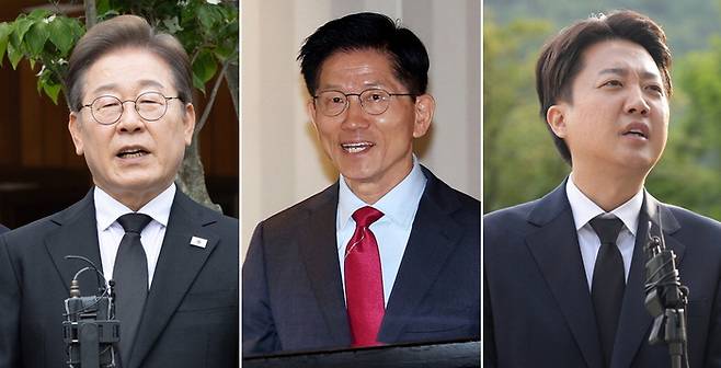 6·3 대선 이재명 더불어민주당 대선후보(왼쪽)와 이준석 개혁신당 후보(오른쪽)가 고(故) 노무현 전 대통령 16주기인 23일 경남 김해 봉하마을에서 열린 추도식에서 소감을 말하고 있다. 별도 추모 메시지를 발표한 김문수 국민의힘 대선후보(가운데)가 더플라자호텔 서울에서 열린 조찬기도회에 참석하고 있다. [한주형 기자 / 사진 = 연합뉴스]