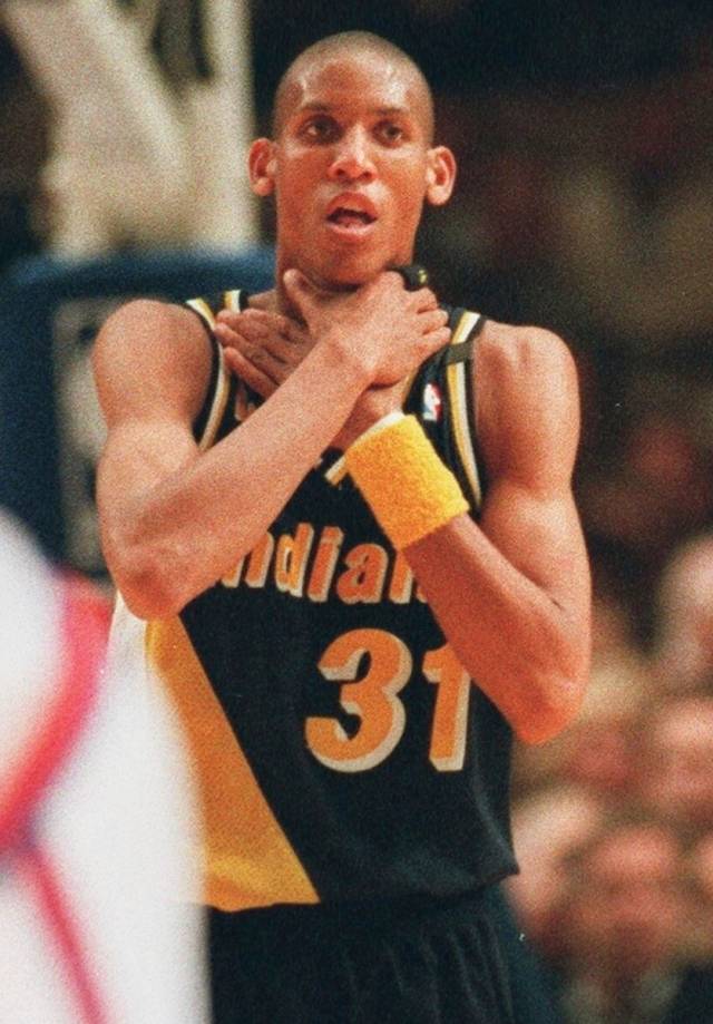 지금으로부터 31년 전, 1993-94시즌 동부 컨퍼런스 파이널 5차전에서 레지 밀러가 선보인 ‘초크 세리머니’, 뉴욕 닉스 팬들에게는 악몽과 같다. 사진=AP=연합뉴스