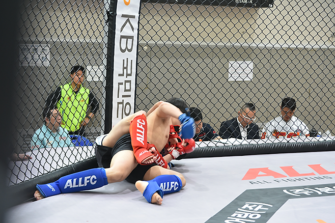 사단법인 대한이종격투기연맹이 5월3일 서울특별시 도봉구 창동문화체육센터에서 ‘2025년 아마추어 MMA 국가대표 선발전 겸 신인왕전’을 개최했다. 복싱 주짓수 킥복싱 무에타이 종합격투기 다섯 종목 400여 선수가 기량을 겨뤘다. 사진=KMMAF 제공