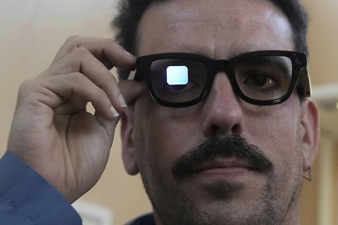 20일(현지 시간) 미 캘리포니아주 마운틴뷰에서 열린 구글 I/O 행사에서 한 남성이 안드로이드 XR 글라스를 통해 '제미나이 라이브' 기능을 체험하고 있다. 이날 구글이 공개한 스마트글라스에는 카메라, 마이크, 스피커, 그리고 제미나이 라이브 기능 등이 탑재됐다./AFPBBNews=뉴스1