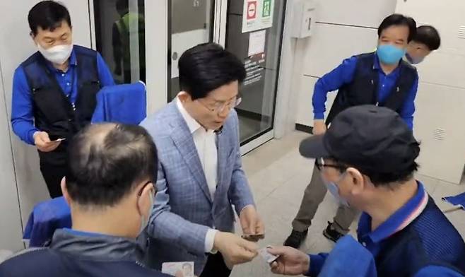 한 유튜브 영상에 담긴 김문수 당시 예비후보가 지난 2일 GTX-A 수서역 개찰구에서 유권자에게 명함을 배부하는 모습./ 사진='안중규TV' 채널 영상 갈무리, 민주당 선대위 공명선거법률지원당 제공.