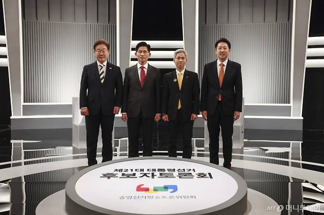 (서울=뉴스1) 국회사진기자단 = 23일 서울 영등포구 여의도 KBS 스튜디오에서 열린 중앙선거방송토론위원회 주관 제21대 대통령선거 후보자 토론회에 앞서 더불어민주당 이재명(왼쪽부터), 국민의힘 김문수, 민주노동당 권영국, 개혁신당 이준석 대선후보가 기념촬영을 하고 있다. 2025.05.23 2025.5.23/뉴스1  Copyright (C) 뉴스1. All rights reserved. 무단 전재 및 재배포,  AI학습 이용 금지. /사진=(서울=뉴스1) 국회사진기자단