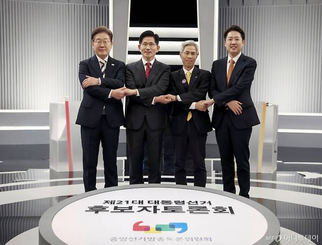 이재명 더불어민주당(왼쪽부터), 김문수 국민의힘, 권영국 민주노동당, 이준석 개혁신당 대통령 후보가 23일 서울 영등포구 KBS본관 스튜디오에서 중앙선거방송토론위원회 주관 제21대 대통령선거 2차 후보자 토론회 시작에 앞서 기념 촬영을 하고 있다. 2025.5.23/뉴스1 Copyright (C) 뉴스1. All rights reserved. 무단 전재 및 재배포, AI학습 이용 금지. /사진=(서울=뉴스1) 국회사진기자단