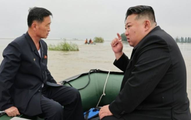 김정은 북한 노동당 총비서가 지난해 8월1일 평안북도 신의주시 피해 지역을 살피고 있는 모습. 김 총비서 왼편엔 재떨이가 놓여져 있으며, 그의 오른손엔 담배가 쥐어져 있다. / 사진=뉴스1(노동신문)