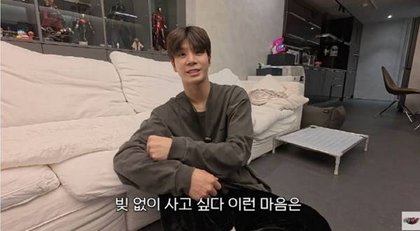 가수 정동원이 16세이던 당시 대출없이 구매한 20억원 자가를 공개했다. 사진은 자신의 유튜브 채널에 출연한 가수 정동원 모습. /사진=유튜브 채널 '정동원(JD1)' 캡처