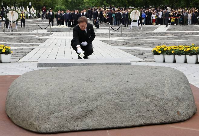 이재명 더불어민주당 대선 후보가 고(故) 노무현 전 대통령 서거 16주기를 맞아 경남 김해 봉하마을을 찾았다. 사진은  이재명 더불어민주당 대선후보가 23일 경남 김해시 진영읍 봉하마을에서 노무현 전 대통령 묘역을 참배하고 있는 모습. /사진=공동취재(뉴시스)