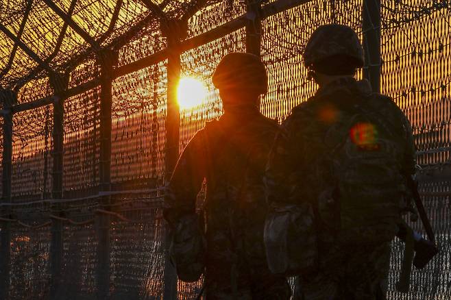 해병대 2사단 장병들이 김포시 한강 하구 중립수역 일대 접경지역에서 수제선 주변에 대한 수색정찰을 실시하며, 적의 침투 흔적, 접안 부유물, 철책 이상 유무 등을 면밀히 점검하고 있다. /사진=뉴스1