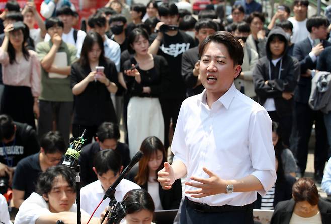 이준석 개혁신당 대선 후보가 13일 대구 북구 경북대학교를 찾아 학생들과 점심 식사를 앞두고 복지관 앞에서 발언하고 있다. /사진=공동취재