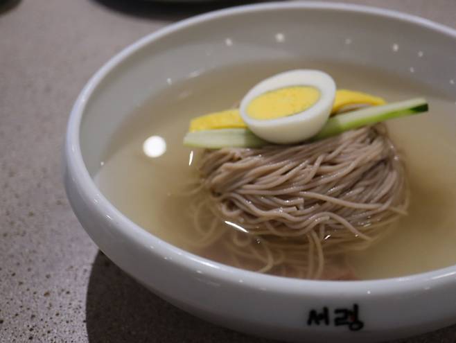 최근 전통 노포 외에 완성도 높은 맛을 자랑하는 신흥 평양냉면 전문점들이 주목받고 있다. 사진은 서령의 순면. /사진=다이어리알