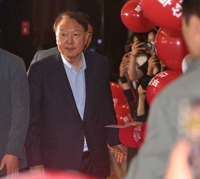 윤석열 전 대통령이 21일 오전 서울 중구 메가박스 동대문점에서 다큐멘터리 영화 부정선거, 신의 작품인가를 관람하기 위해 이동하고 있다. 백동현 기자