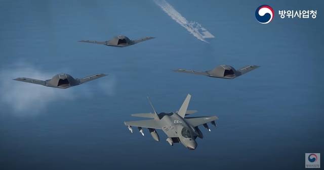 양산에 들어간 국산 초음속 전투기 KF-21 보라매와 국산 무인 스텔스전투기들이 편대비행하는 유무인복합체계를 구현한 컴퓨터그래픽. 방위사업청 영상 캡처.