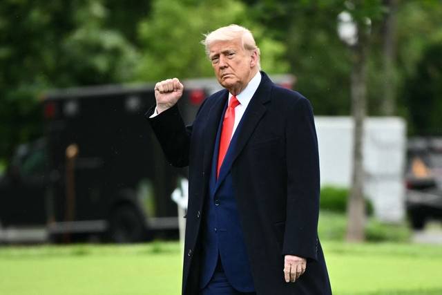 주먹 ‘불끈’ 도널드 트럼프 미국 대통령이 22일 백악관에서 대통령 전용헬기(마린 원)를 타러 가던 중 취재진에게 주먹을 들어 보이고 있다. 트럼프 행정부가 주한미군 4500명을 괌 등 인도태평양 내 다른 지역으로 이전하는 방안을 검토 중이라고 월스트리트저널(WSJ)이 보도했다.  AFP 연합뉴스