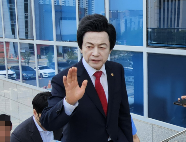 신도를 성추행한 혐의로 고소당한 허경영 국가혁명당 명예대표가 지난 12일 경기북부경찰청에 조사를 받기 위해 출석하고 있다.  뉴시스