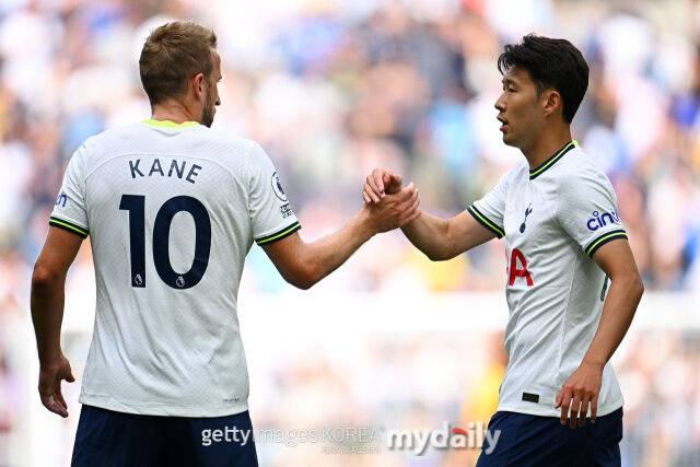 토트넘 시절 악수를 나누는 손흥민(오른쪽)과 케인. /게티이미지코리아