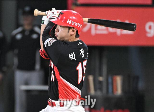 20일 오후 경기도 수원시 조원동 수원kt위즈파크에서 진행된 '2025 프로야구 KBO리그' kt위즈와 KIA타이거즈의 경기. 기아 박정우가 9회초 1사 2루서 안타를 치고 있다./수원=송일섭 기자 andlyu@mydaily.co.kr