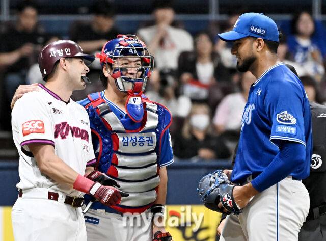 삼성 강민호가 카디네스를 달래고(?) 있다.