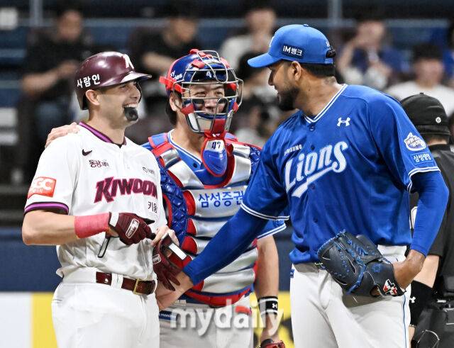 카디네스에게 사과하는 레예스