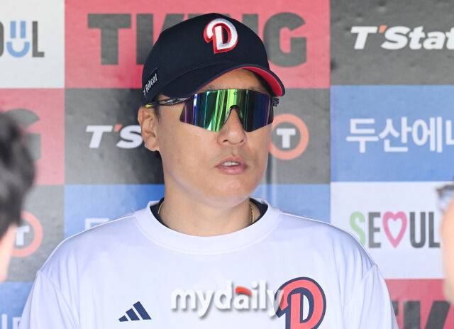 23일 오후 서울 잠실야구장에서 진행된 '2025 프로야구 KBO리그' 두산베어스와 NC다이노스의 경기. 두산 이승엽 감독이 경기전 훈련에서 인터뷰를 갖고 있다./잠실 = 송일섭 기자