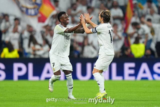 모드리치(오른쪽)와 비니시우스. /게티이미지코리아