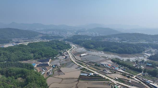 경매 물건이 있는 경기 이천시  마장면 작촌리 일대의 모습. 차량 5분 거리에는 이천 마장지구가 있어 신도시 인프라를 누릴 수 있다. [사진=이건욱 PD]