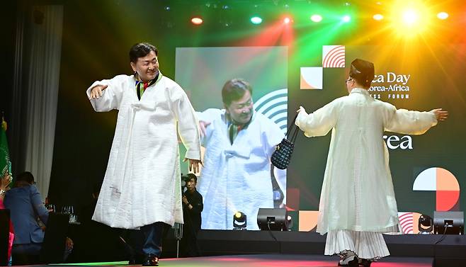 21일 오후 서울 용산구 그랜드 하얏트 서울 그랜드볼룸에서 열린 아프리카의 날 축하행사에서 한-아프리카 전통의상 패션쇼를 하고 있다.  이상섭 기자