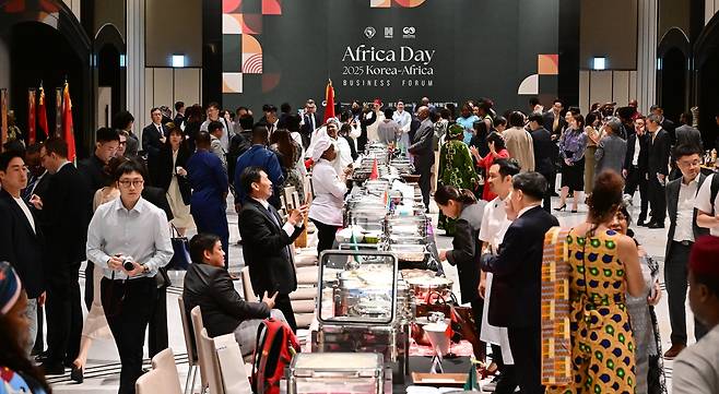 21일 오후 서울 용산구 그랜드 하얏트 서울 그랜드볼룸에서 아프리카의 날 2025 기념 비즈포럼이 열린 가운데 행사 시작 전 참석자들이 환담을 하고 있다. 이상섭 기자