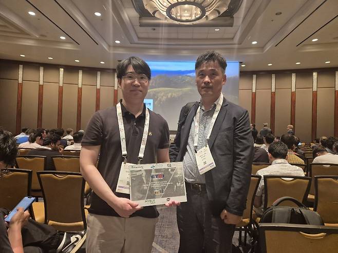 ICRA 2025 필드 로보틱스 워크샵 챌린지에서 2위를 수상한 ETRI 팀. 김원준(왼쪽) 석사후 연구원, 변우진 본부장.[ETRI 제공]