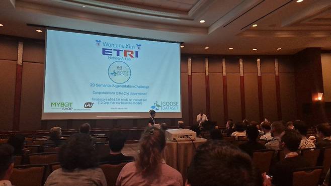 ICRA 2025 필드 로보틱스 워크샵 챌린지에서 김원준 ETRI 박사후 연구원이 성과발표를 하고 있다.[ETRI 제공]