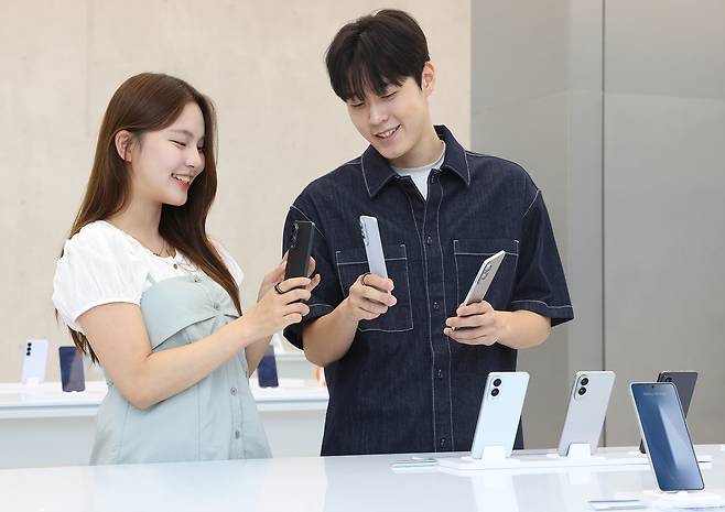 삼성 강남에서 ‘갤럭시 S25 엣지’를 소개하는 모습. [삼성전자 제공]