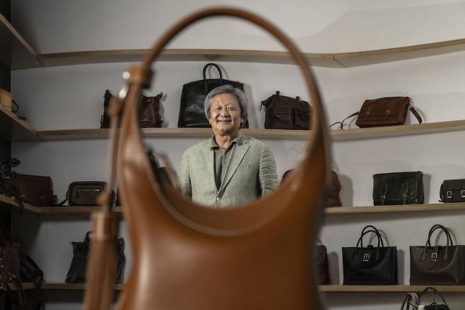 박은관 시몬느 회장은 20일 오후 경기도 의왕 시몬느 사옥에서 진행한 헤럴드경제와의 인터뷰에서 “우리나라가 대중문화는 글로벌 인플루언서와 크리에이터를 배출하고 있지만, 한국 문학은 다른 예술에 비해서 투자와 홍보가 부족하다”며 “인문학이 기반이 됐을 때 대중문화는 높은 가치를 만들어 낼 수 있다”고 강조했다.  의왕=박해묵 기자