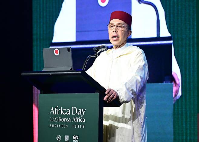 샤픽 하샤디 주한 아프리카 대사단장(주한 모로코 왕국 대사)이 ‘아프리카의 날 2025 기념 비즈포럼’에서 개회사를 하고 있다.   이상섭 기자