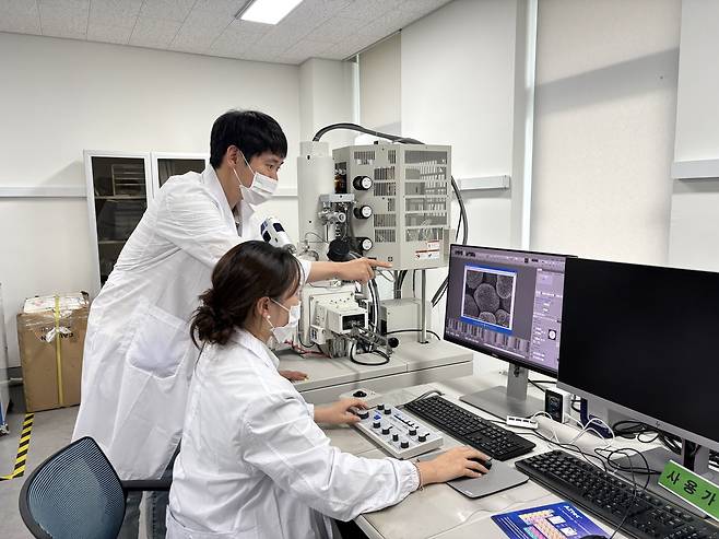 한국에너지기술연구원 연구진이 잔류 리튬 관련 연구를 수행하고 있다. [에너지연 제공]