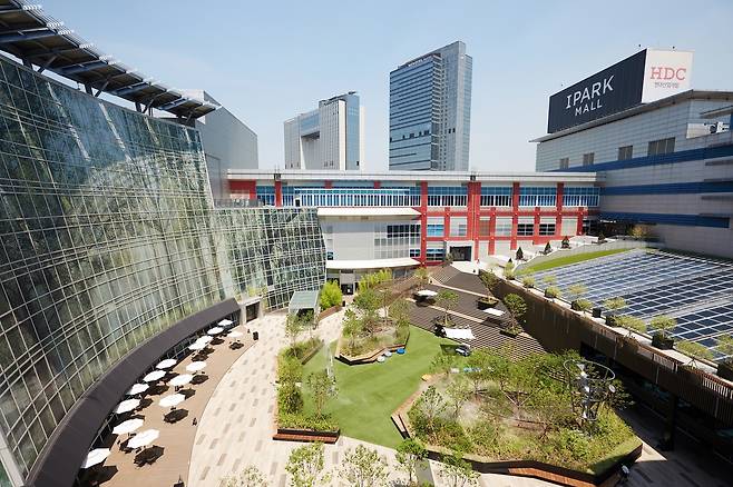 HDC아이파크몰이 용산점 3층 리빙관에서 대형서점을 빼고 괴근식물, 키보드타건숍 등 마니아를 겨냥한 콘텐츠 매장을 강화하는 실험에 나선다. 사진은 서울 용산 아이파크몰  [HDC아이파크몰 제공]