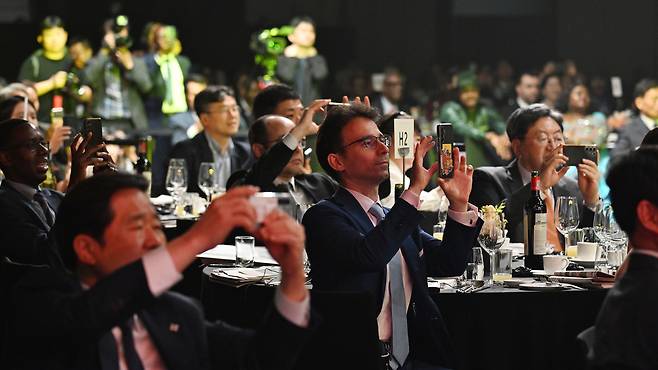 ‘아프리카의 날 2025 기념 비즈포럼’ 참석자들이 축하공연을 보며 휴대폰으로 사진을 찍고 있다. 박해묵 기자