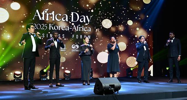 한·아프리카 합창단이 2부 축하행사에서 공연을 하고 있다.  이상섭 기자