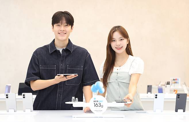 삼성 강남에서 모델들이 ‘갤럭시 S25 엣지’의 163g 초경량 무게를 소개하고 있다.  [삼성전자 제공]