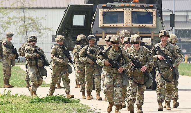 지난 2023년 5월 4일 경기도 평택시 캠프 험프리스에서 열린 미2사단 최고 분대 선발대회에서 주한미군 장병이 공중강습 후 이동하고 있다.  [뉴시스]