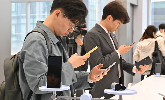 지난 13일 서울 서초구 소재 ‘삼성 강남’에서 열린 미디어 브리핑에서 모델들이 갤럭시 S25 엣지를 선보이고 있다. [임세준 기자]