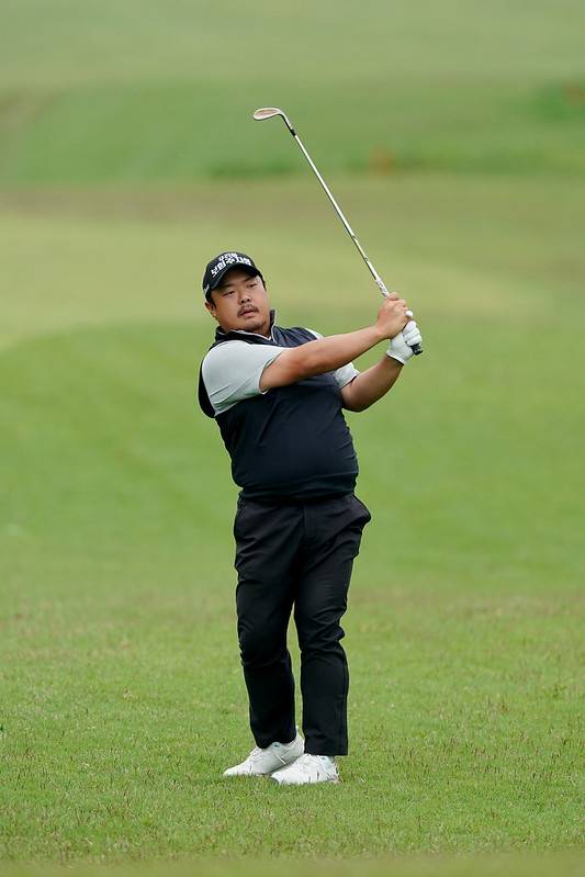 유송규가 23일 강원도 춘천시 라비에벨 컨트리클럽 듄스 코스에서 열린 코오롱 제67회 한국오픈 2라운드에서 6번홀 세컨드샷을 하고 있다.   [코오롱한국오픈조직위원회 제공]