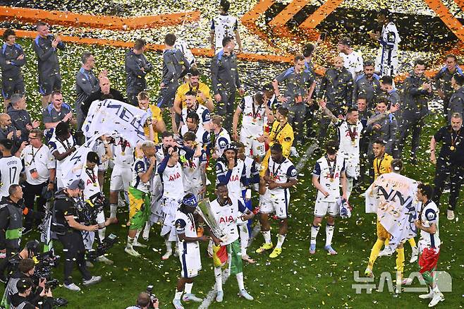 [빌바오=AP/뉴시스] 토트넘 홋스퍼 선수들이 지난 21일(현지 시간) 스페인 빌바오의 산 마메스 스타디움에서 열린 2024-25 유럽축구연맹(UEFA) 유로파리그(UEL) 결승전에서 맨체스터 유나이티드를 1-0으로 꺾고 우승한 뒤 환호하고 있다. 2025.05.22.