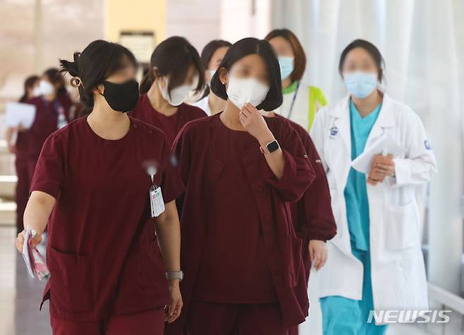 [서울=뉴시스] 황준선 기자 = 지난해 3월8일 오후 서울 시내 한 대학병원에서 간호사들이 이동하고 있다. 2024.03.08. hwang@newsis.com