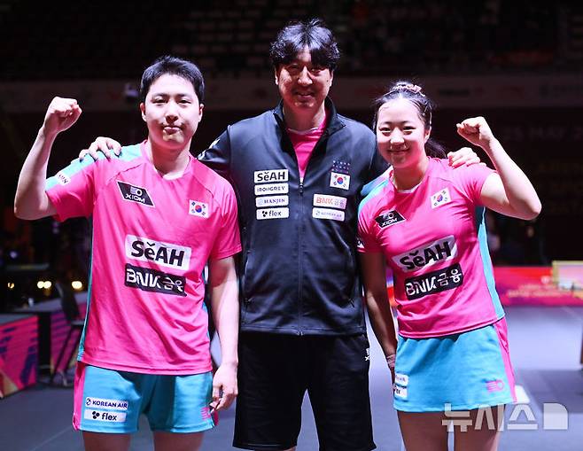 [도하(카타르)=뉴시스] 사진공동취재단 = 임종훈, 신유빈이 22일 카타르 도하 루사일 아레나에서 열린 2025 국제탁구연맹(ITTF) 세계선수권대회 혼합복식 8강 대만 린윈주, 정이칭과 경기에서 승리한 뒤 오상은 감독과 함께 기념촬영을 하고 있다. 2025.05.22. photo@newsis.com