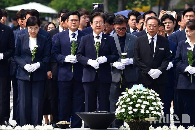 [김해=뉴시스] 차용현 기자 = 지난해 9월 8일 오후 경남 김해시 봉하마을을 찾은 더불어민주당 이재명 대표가 당 지도부와 고 노무현 전 대통령 묘역을 찾아 참배하고 있다. 2024.09.08. con@newsis.com