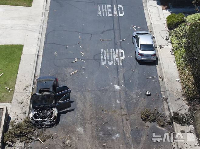 <font style="vertical-align: inherit;"><font style="vertical-align: inherit;">[샌디에이고=AP/뉴시스] 22일(현지 시간) 미국 캘리포니아주 샌디에이고 주택가에 개인 비행기가 추락해 도로에 나뭇가지와 불에 탄 차량이 서 있다. 2025.05.23.</font></font>