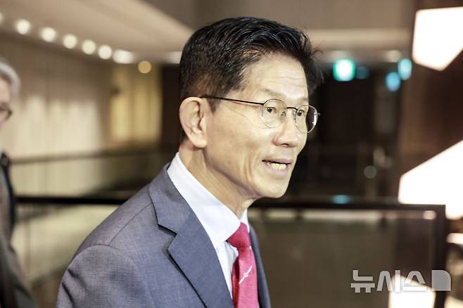 [서울=뉴시스] 정병혁 기자 = 김문수 국민의힘 대선 후보가 23일 서울 중구 더플라자호텔에서 열린 제3회  국가와 민족을 위한 조찬기도회에 참석하고 있다. 2025.05.23. jhope@newsis.com