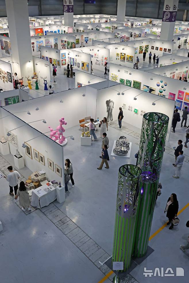 [서울=뉴시스] 박진희 기자 = '조형아트서울 2025' 개막식이 열린 22일 서울 강남구 코엑스 전시장을 관람객들이 전시 작품을 감상하고 있다. 2025.05.22. pak7130@newsis.com