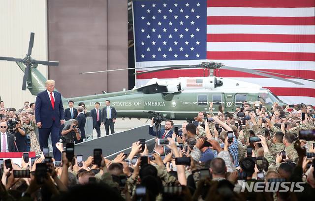【평택=뉴시스】이영환 기자 = 도널드 트럼프(Donald Trump) 미국 대통령이 30일 오후 경기 평택시 주한미군 오산 공군기지에 도착해 단상으로 향하고 있다. 2019.06.30.  20hwan@newsis.com