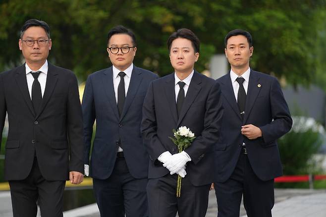 [서울=뉴시스] 고승민 기자 = 이준석 개혁신당 대선 후보가 23일 경남 김해 노무현 전 대통령 묘소를 참배하기 위해 국화를 들고 입장하고 있다. (사진=개혁신당 제공) 2025.05.23. photo@newsis.com *재판매 및 DB 금지